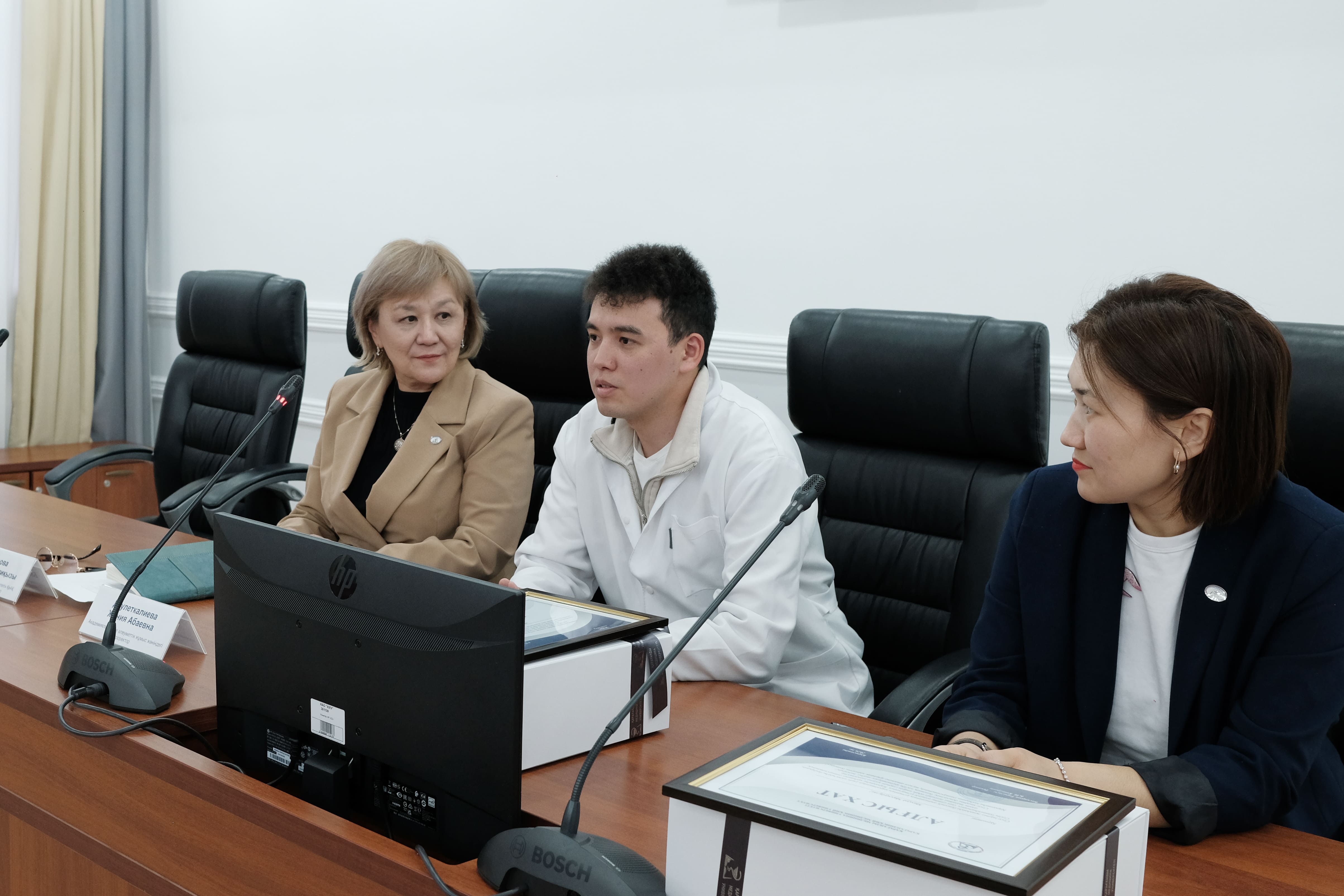 Студенты КМУ спасли пассажиров в самолёте