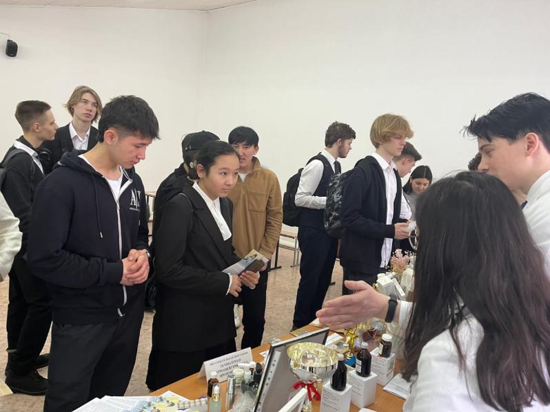 Фармация мектебі өздерінің білім беру бағдарламаларын таныстырды.