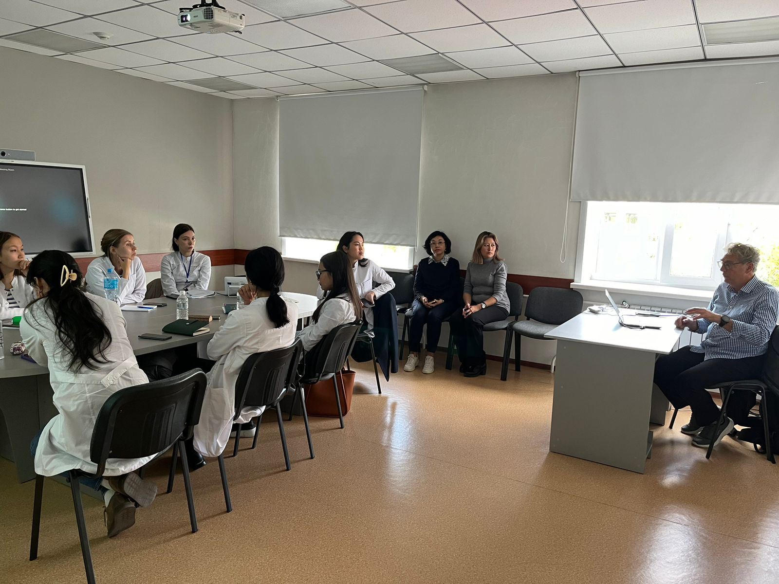 Профессор Дэвид Вудстың КЕАҚ ҚМУ клиникалық фармакология және дәлелді медицина кафедраға сапары