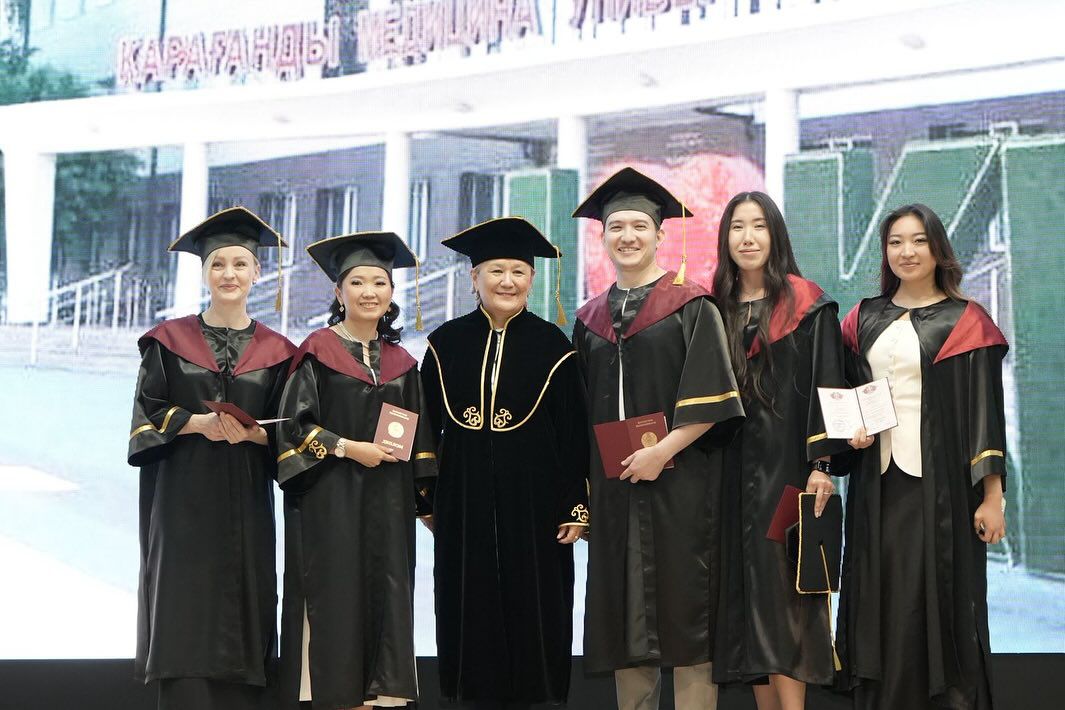 Қоғамдық денсаулық сақтау мектебінің түлектеріне диплом табыстау рәсімі