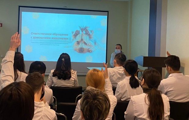 Үйсіз жануарларға арналған паналау орталығына барды