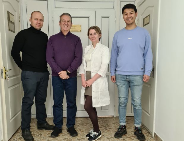 Шетелдік әріптестер біздің зертханада