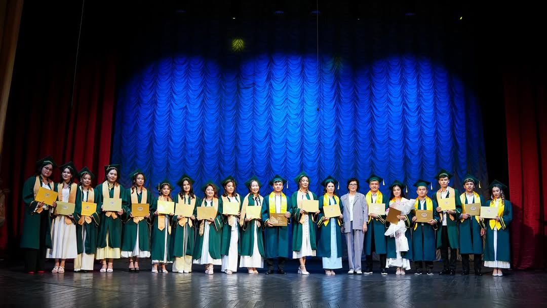 Торжественное вручение дипломов выпускникам школы медицины