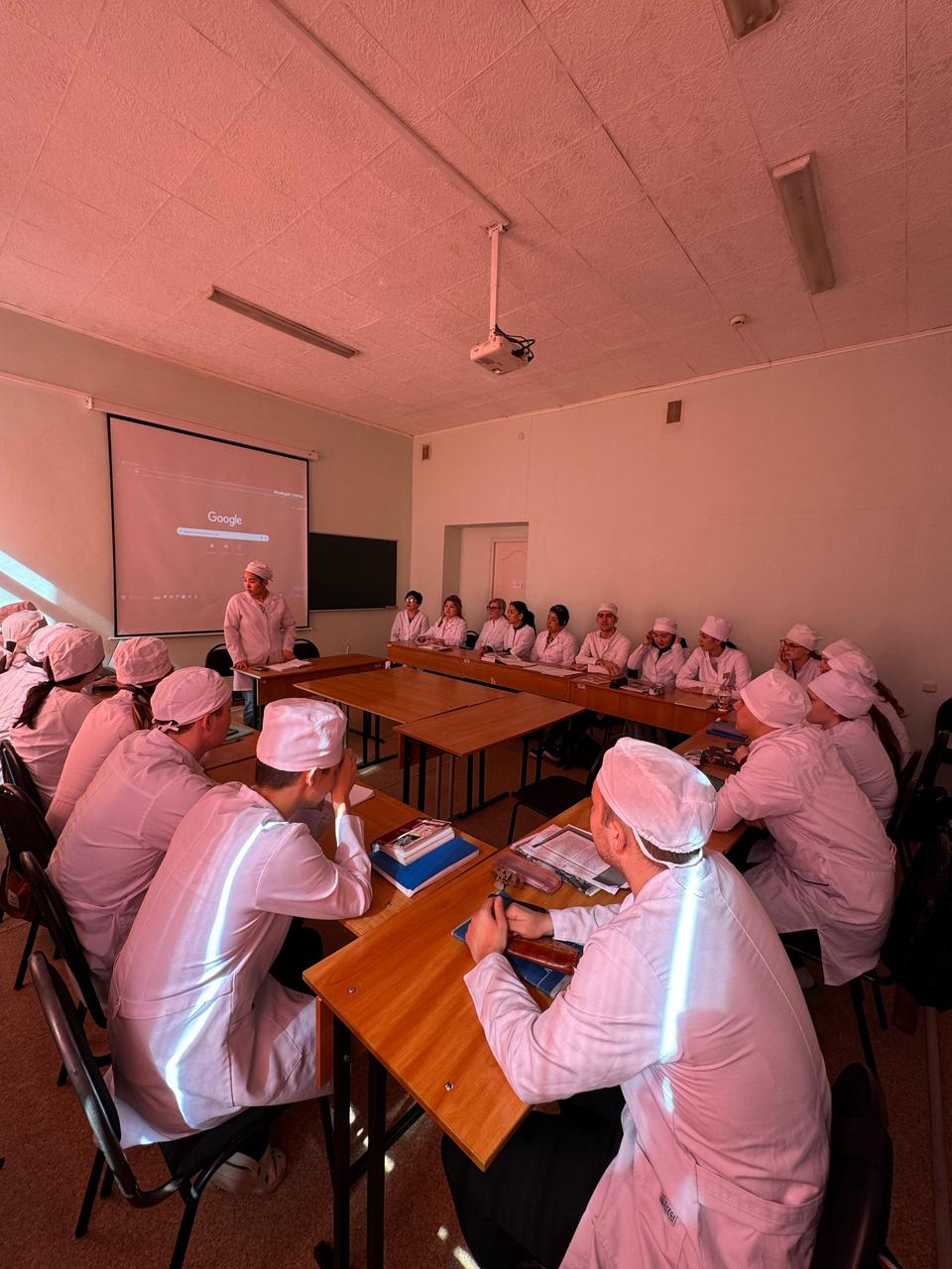 Физиология кафедрасының, патологиялық физиология бөлімінде «Медицина» факультетінің 3-029 және 3-035 топтарының студенттерінің қатысуымен «Лудоманияның, буллингтің, харассменттің алдын алу» тақырыбында дөңгелек үстел өтті