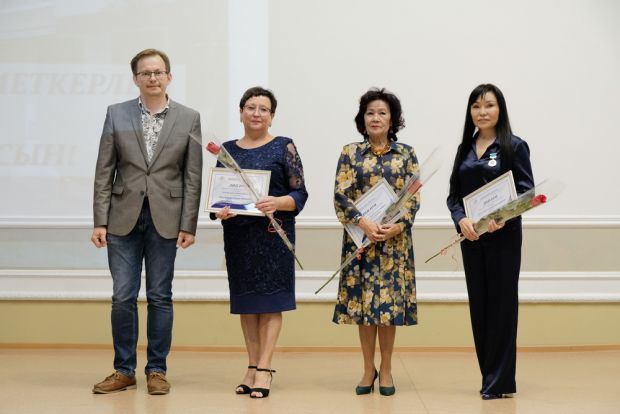 Медицина қызметкері күнімен!