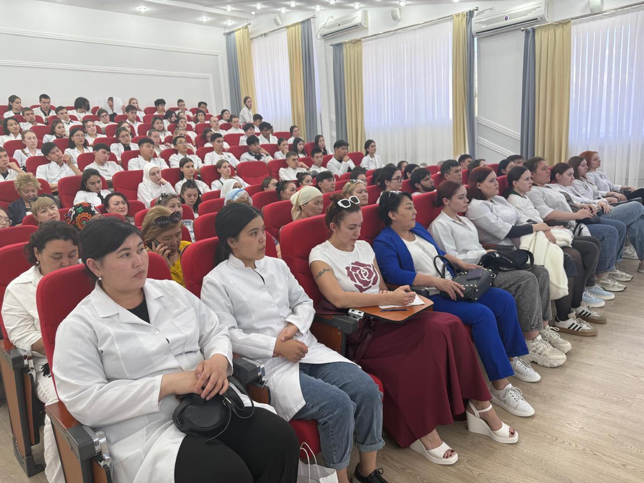 Академиялық ынтымақтастықты кеңейту: Қазтұтынуодағы Қарағанды университеті өкілдерімен кездесу